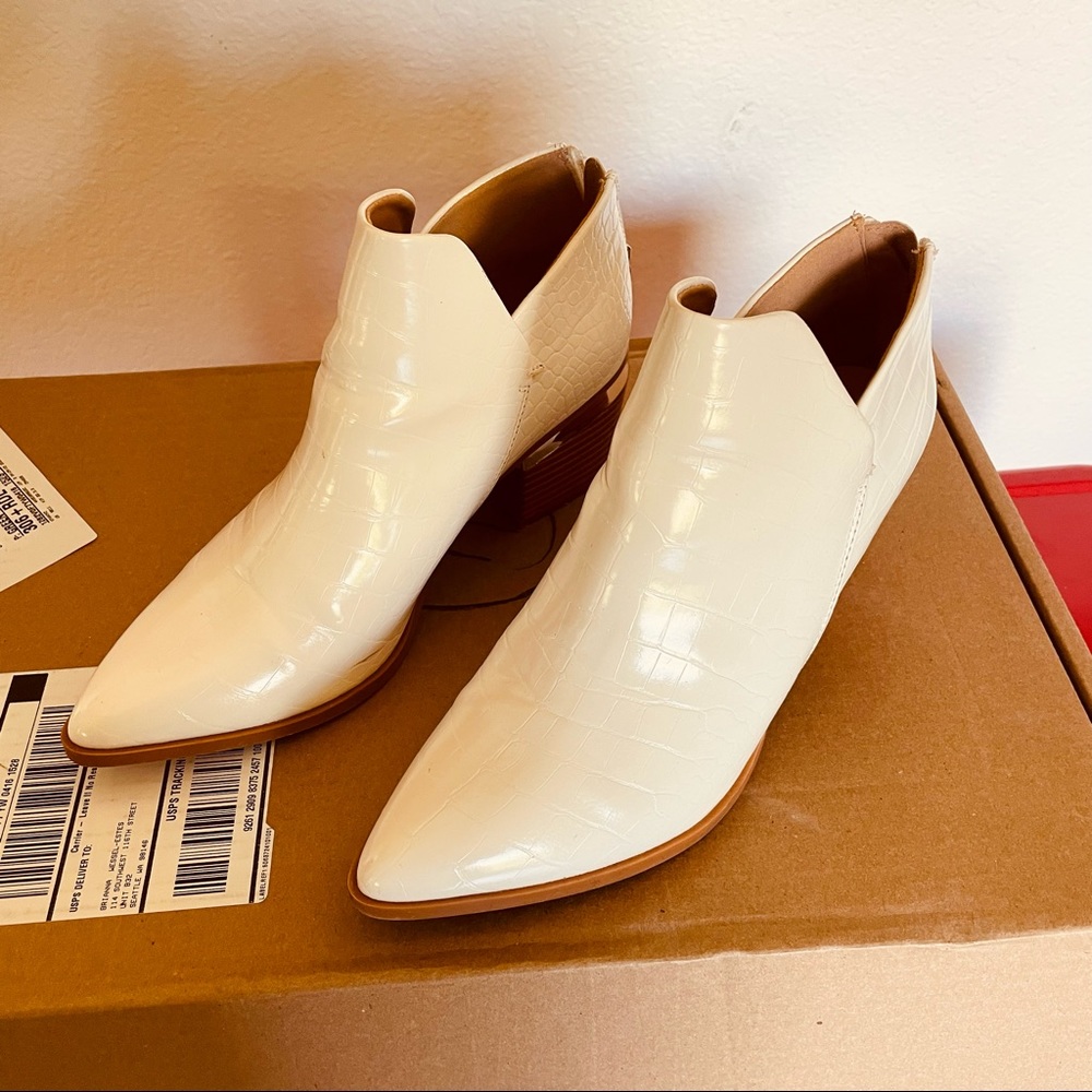 Faux snakeskin 7.5 ankle boot white pointed toe
